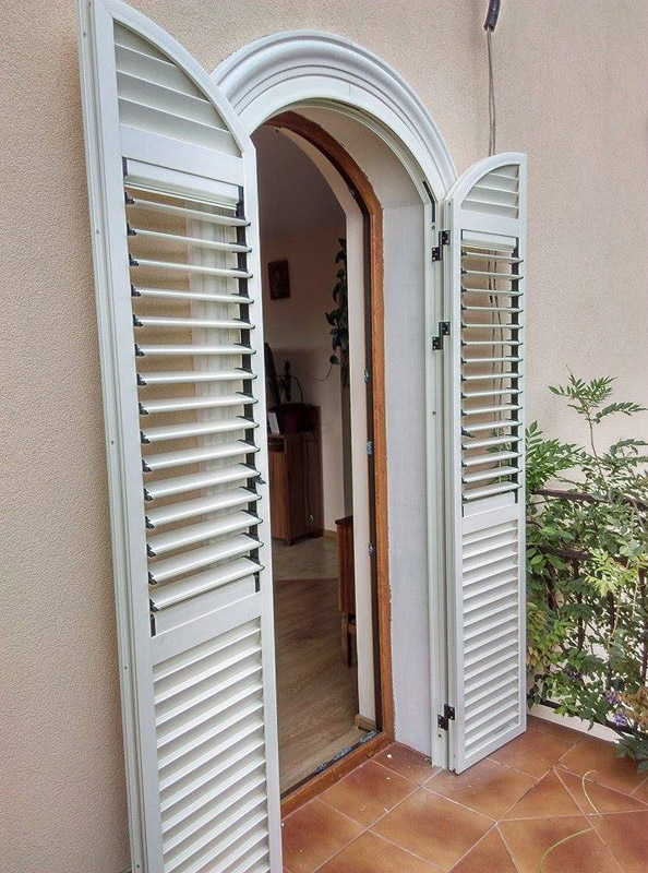 Okiennice aluminiowe w łuku